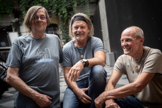 PAUL BARTSCH AKUSTIK-TRIO mit Märchen aus kommenden Tagen